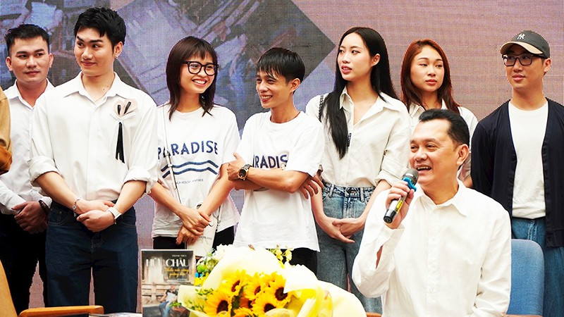 NSƯT Hữu Châu cùng học trò tại chương trình giao lưu ra mắt sách. 122.jpg