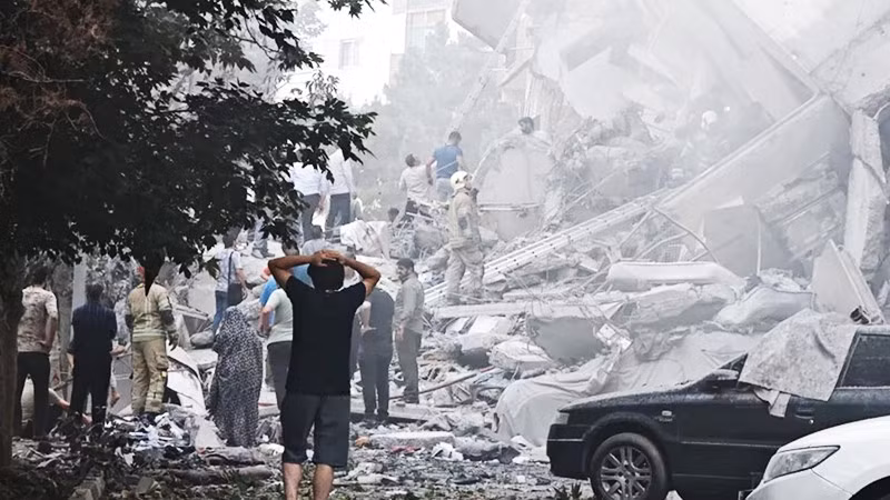 Một tòa nhà tại Thủ đô Tehran của Iran bị phá hủy sau cuộc không kích của Mỹ và Israel. Ảnh: GETTYIMAGES