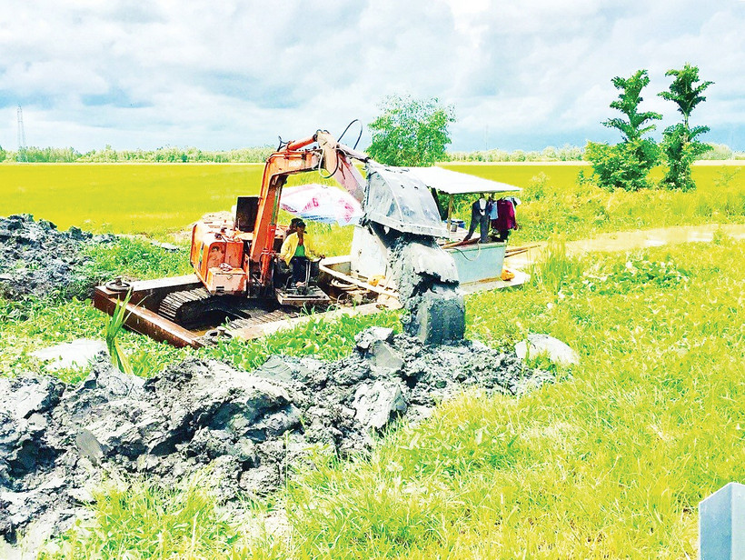 Miền Tây ứng phó mưa lũ, triều cường Người dân xã Mỹ Thuận, tỉnh An Giang gia cố đê bao bảo vệ sản xuất. Ảnh: Thùy Trang