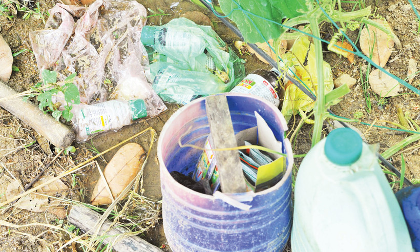 Các loại vỏ thuốc bảo vệ thực vật vứt tại vườn. Ảnh: Nam Anh