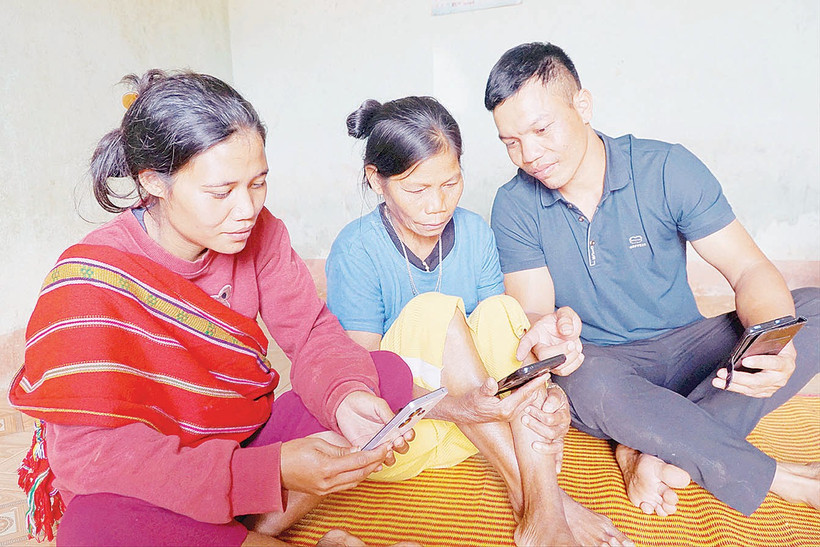 Người dân thôn La Giông, xã Đăk Tờ Kan tiếp cận thông tin đã được số hóa. Ảnh: Thu Hiền 