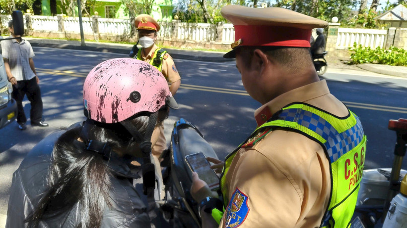 Lực lượng Cảnh sát giao thông kiểm tra đăng ký xe, giấy phép lái xe của người điều khiển phương tiện giao thông.