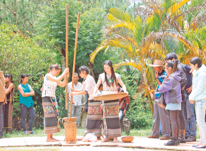 Du khách trải nghiệm các sinh hoạt đời thường của người dân.