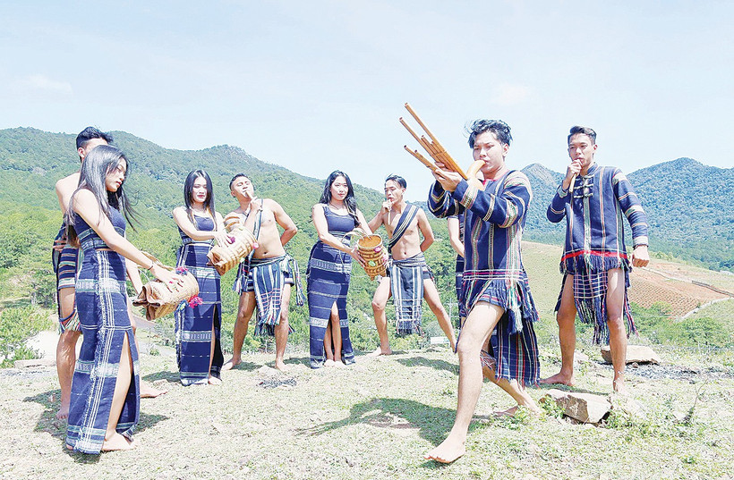 Đến Lâm Đồng, du khách có cơ hội thưởng thức nhiều tiết mục biểu diễn nghệ thuật đặc sắc của đồng bào dân tộc thiểu số. 