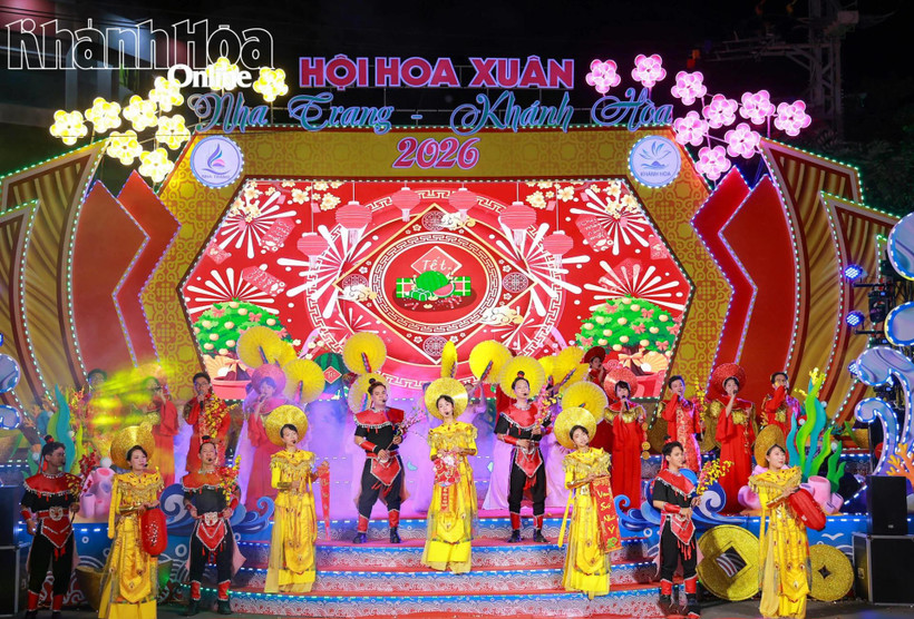 Biểu diễn văn nghệ trong lễ khai mạc.