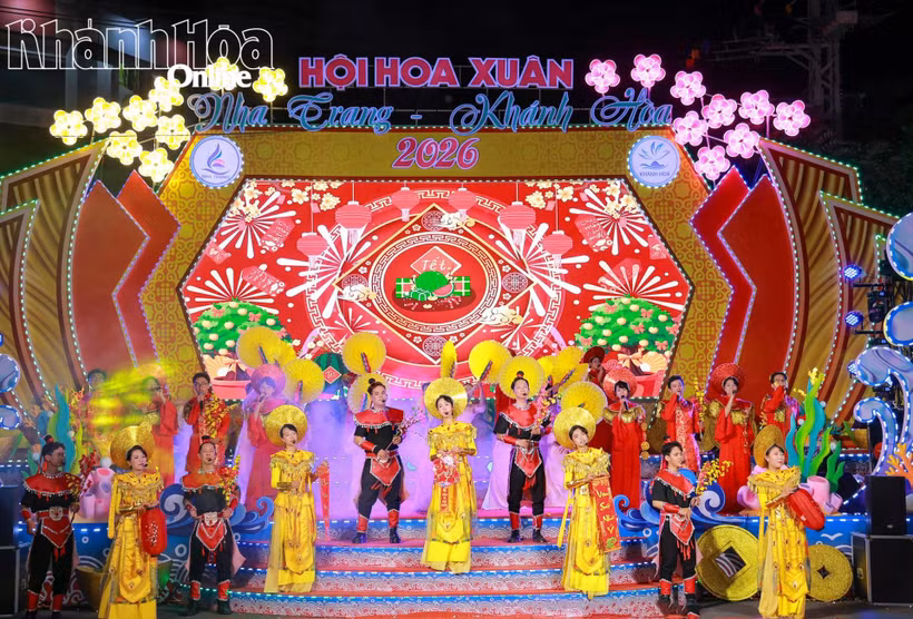 Biểu diễn văn nghệ trong lễ khai mạc.