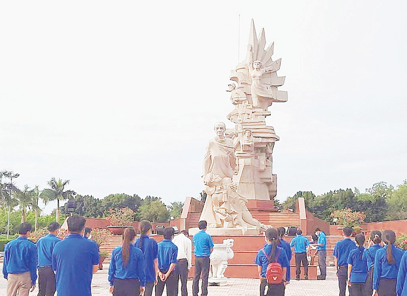 Thế hệ trẻ đến tưởng niệm và tham quan tại Công viên Tượng đài Chiến thắng ở Tân An (Tây Ninh).