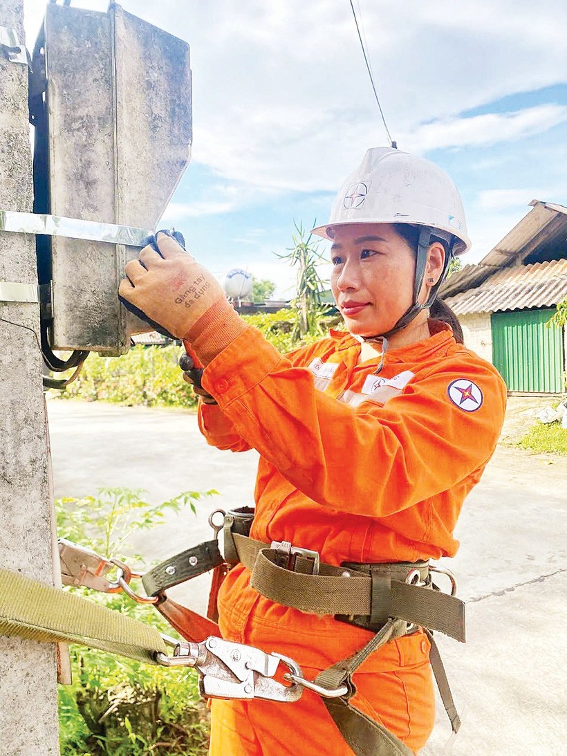 Phụ nữ trong Tập đoàn Điện lực Việt Nam không chỉ là những người vợ, người mẹ đảm đang việc gia đình, mà còn là các “chiến sĩ áo cam” trên "mặt trận ánh sáng".