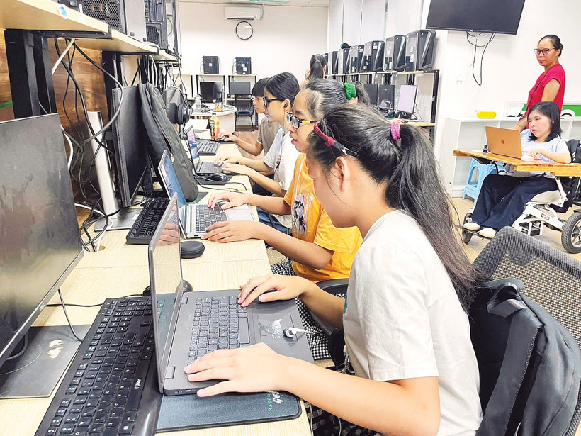Lớp đào tạo các kỹ năng số luôn thu hút được nhiều bạn trẻ khuyết tật tham gia. Nguồn Nghị lực sống.