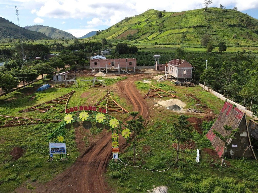Gia Lai yêu cầu tháo dỡ Nhà rông bê tông đang xây dở tại Khu du lịch núi lửa Chư Đang Ya.