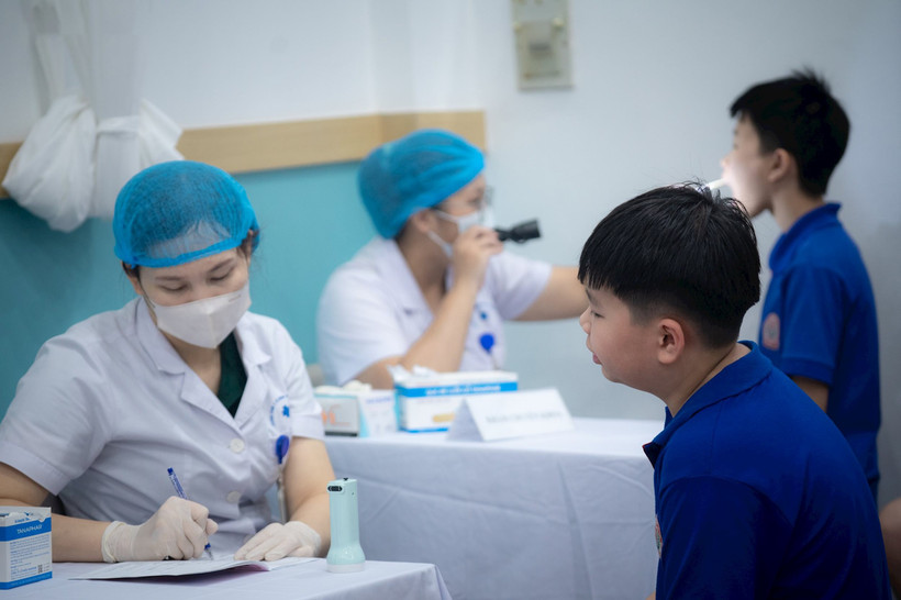 Công tác khám sức khỏe định kỳ đầu năm học được nhấn mạnh cần phải quan tâm hơn đến tầm soát các chứng bệnh về tim mạch, huyết áp, lo âu... Ảnh: Thế Đại