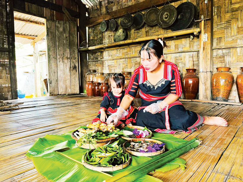 Y Tuấn (chủ nhân Y Tuấn homestay) chuẩn bị các món ăn đậm bản sắc núi rừng cho du khách.