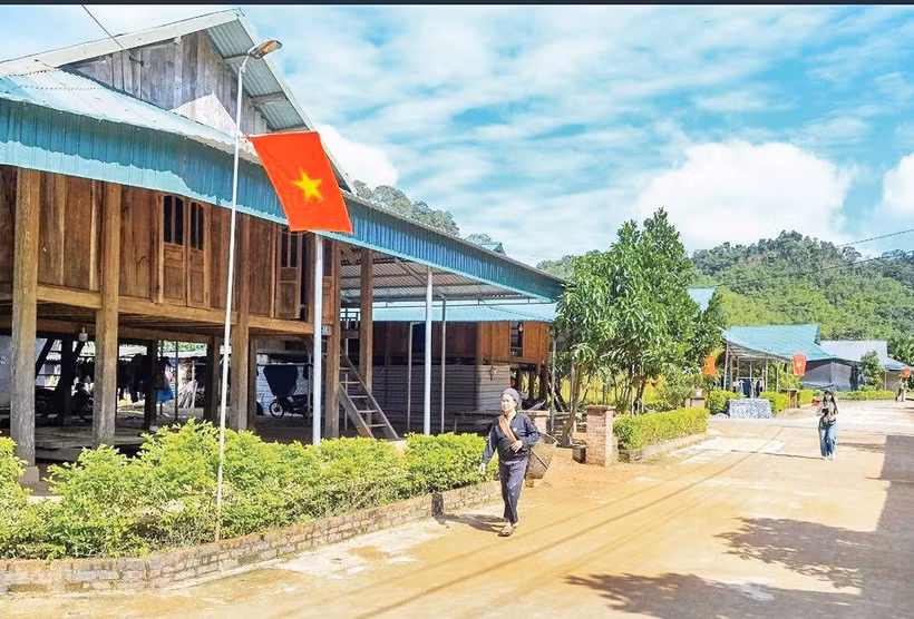 Người dân yên tâm sinh sống tại khu tái định cư Co Hương.