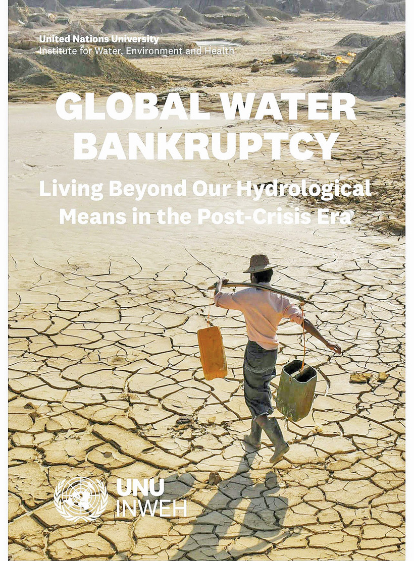 Trang bìa của Báo cáo với hình ảnh có sức lay động: Một người đang gánh nước hay đang đi tìm nước trên khu vực mênh mông khô hạn...