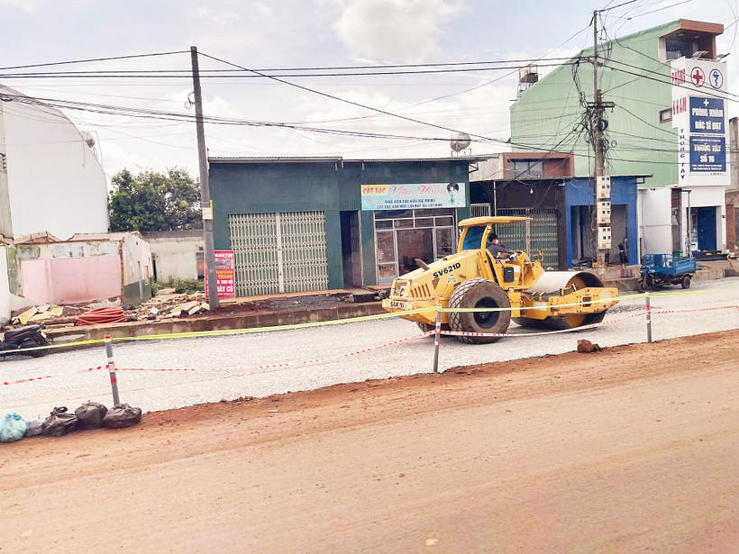 Các nhà thầu thi công đẩy nhanh tiến độ thi công Dự án đường Hồ Chí Minh đoạn tránh phía đông Buôn Ma Thuột.