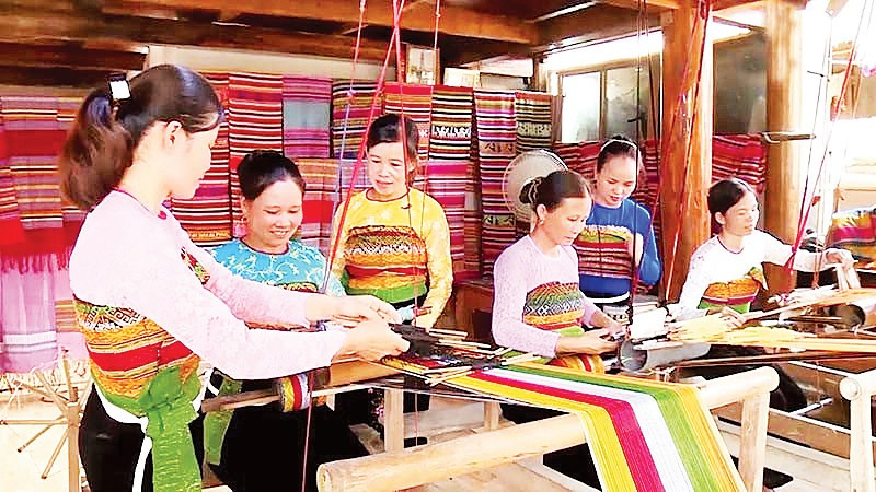 Nghề dệt thổ cẩm mang lại nguồn thu nhập đáng kể cho người dân.