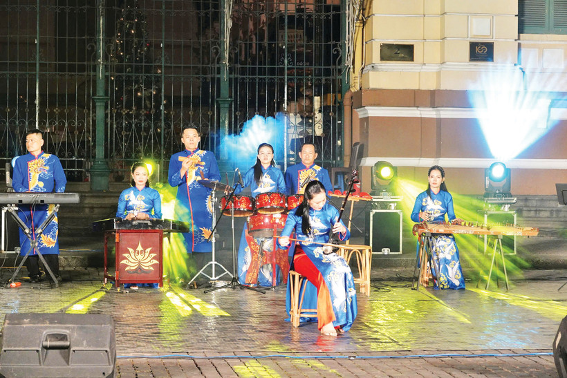Các nghệ sĩ biểu diễn âm nhạc dân tộc tại khu vực trước Bưu điện trung tâm Thành phố Hồ Chí Minh.