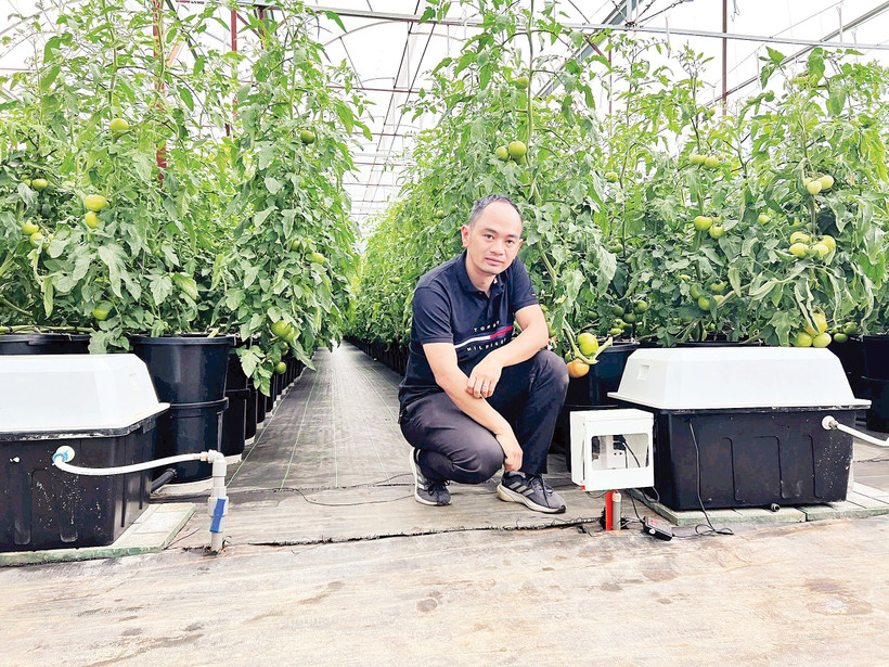 ThS Nguyễn Đức Huy bên sáng chế đang sử dụng trong nông trại của mình.