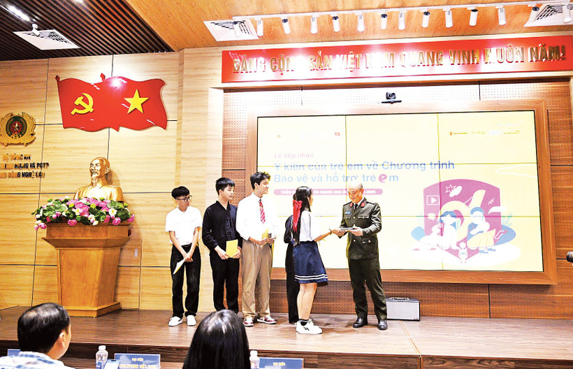 Đại tá Hà Văn Bắc, Phó Cục trưởng An ninh mạng và phòng, chống tội phạm sử dụng công nghệ cao, nhận Bản tổng hợp ý kiến từ 2.775 trẻ em.