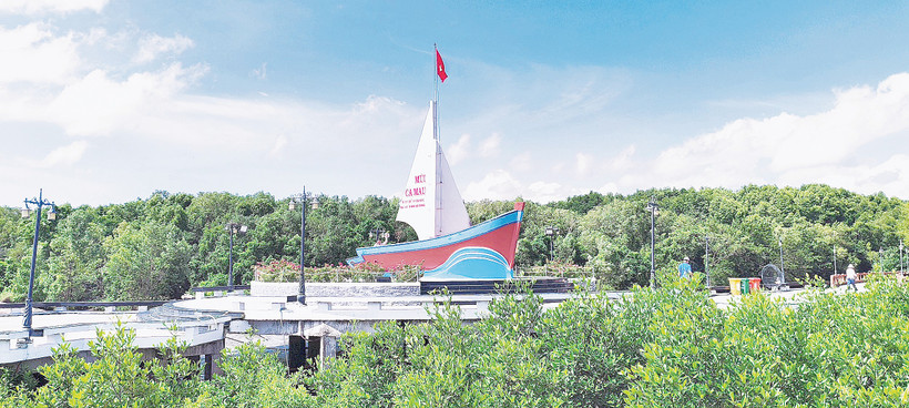 Biểu tượng con tàu với thông số tọa độ Đất Mũi là địa điểm check-in nổi tiếng.