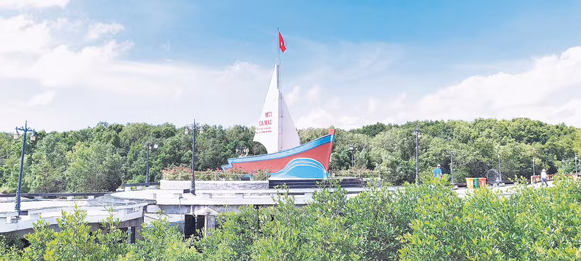 Biểu tượng con tàu với thông số tọa độ Đất Mũi là địa điểm check-in nổi tiếng.