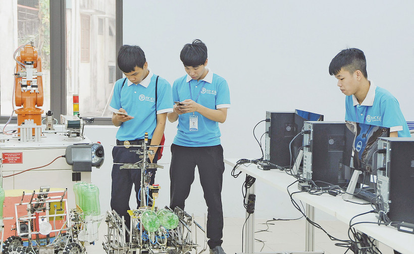 Đào tạo nghề công nghệ cao tại Trường cao đẳng Cơ điện Hà Nội. Ảnh: Nam Nguyễn