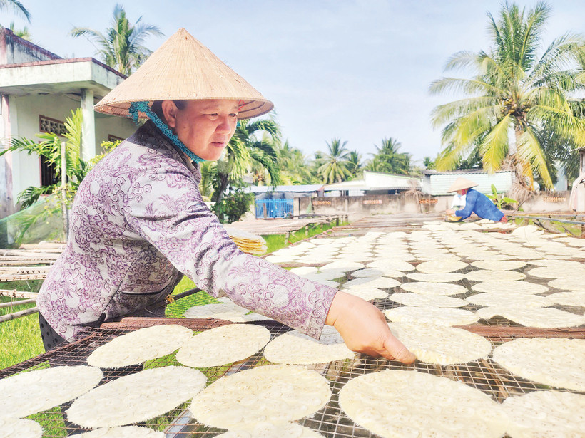 Bà Trần Thị Bảy, chủ cơ sở Mười Thiết lặng lẽ giữ nghề bánh xưa.