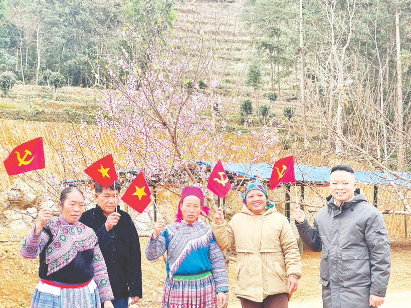 Bà con Suôi Thầu tưng bừng đón xuân.