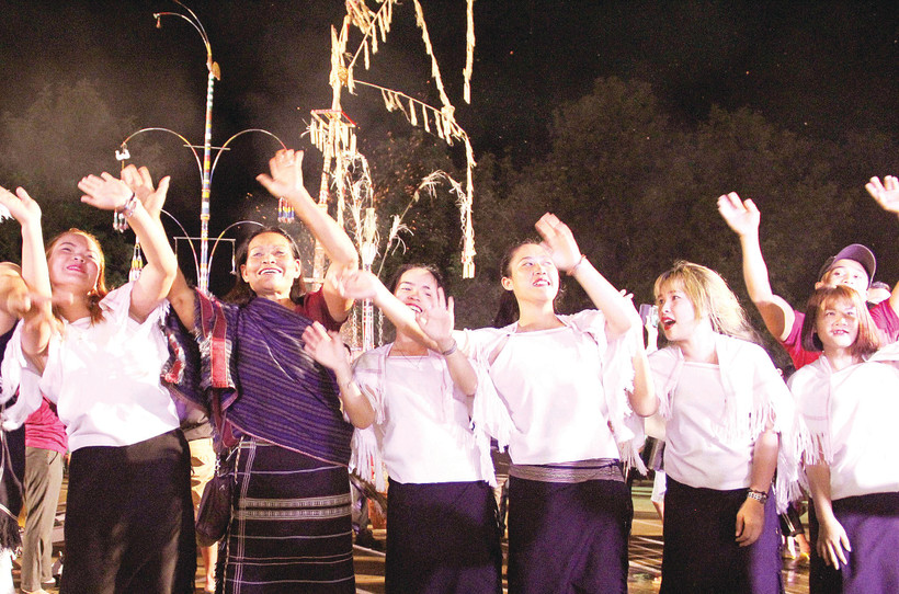 Nghệ nhân ưu tú Touneh Mabio (thứ hai từ trái sang) cùng các học trò.