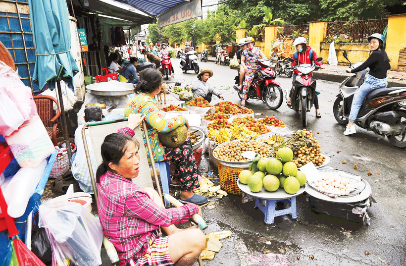 Tình trạng buôn bán tự phát ảnh hưởng không nhỏ đến mỹ quan đô thị. Ảnh: Minh Lê