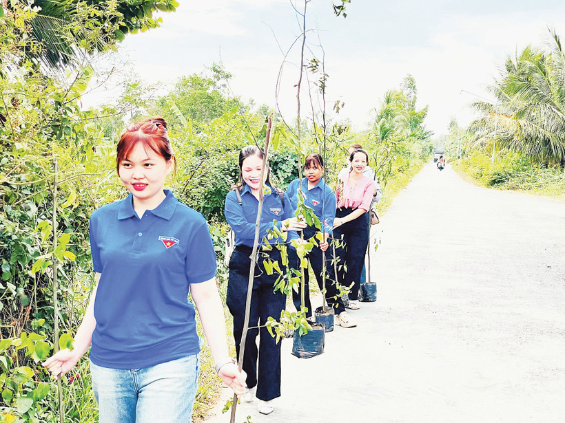 Đoàn viên thanh niên hưởng ứng Tết trồng cây.