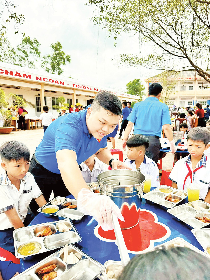 Thanh niên Cà Mau trong một chương trình hỗ trợ trẻ em thiệt thòi.