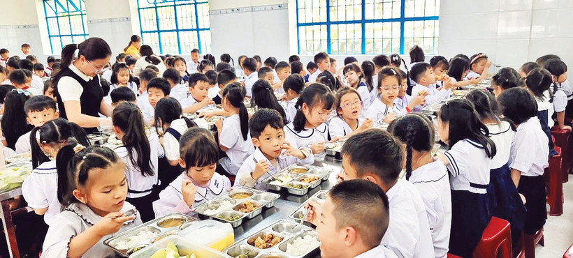 Học sinh Trường tiểu học Lê Lợi ăn trưa tại trường.