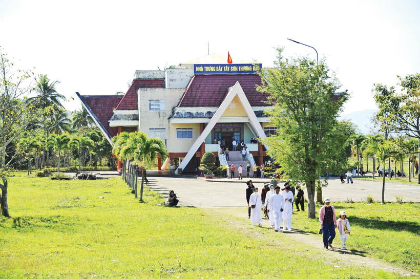Du khách tham quan Di tích Tây Sơn Thượng đạo.
