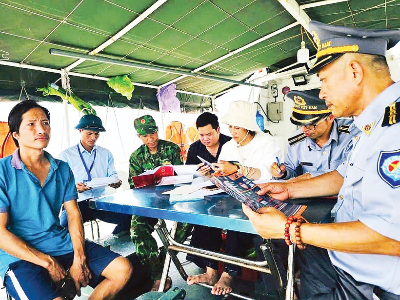 Lực lượng chức năng tuyên truyền các quy định về khai thác hải sản.