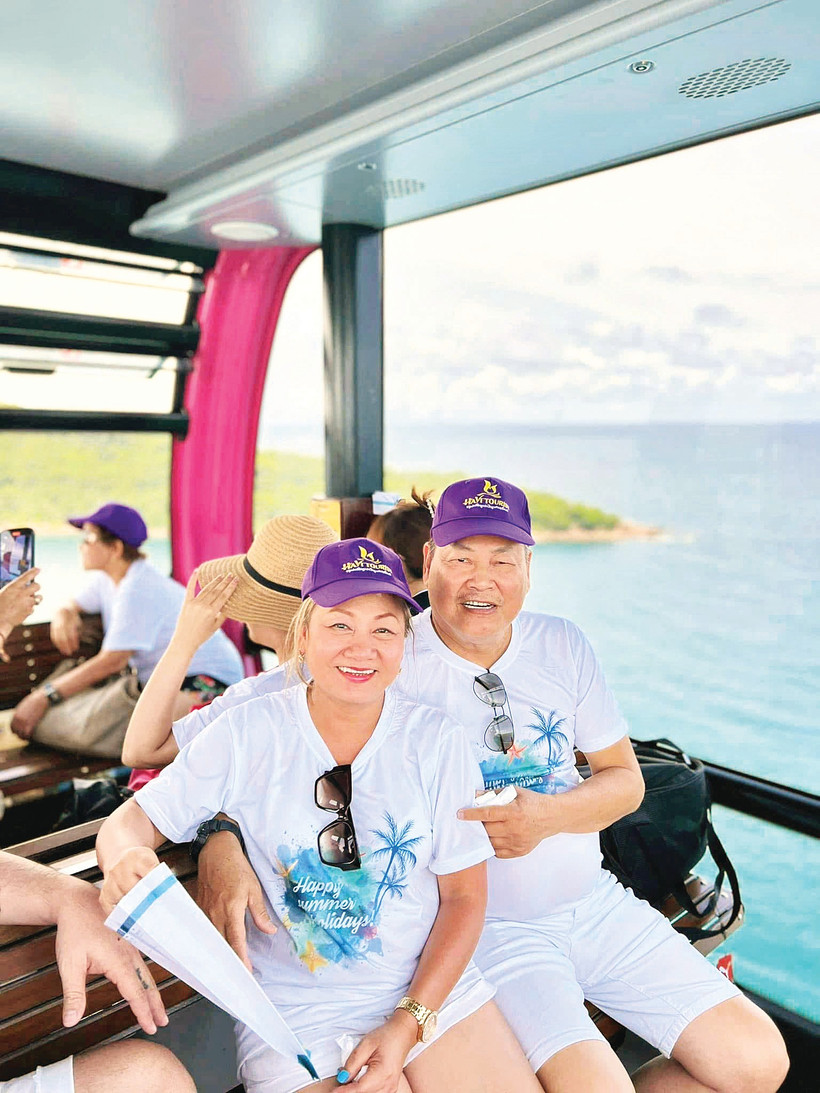 Du khách khám phá Hòn Thơm từ cáp treo.