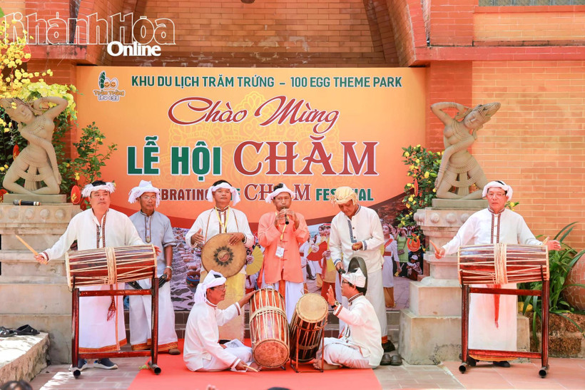 Màn hòa tấu nhạc cụ truyền thống của đồng bào Chăm.