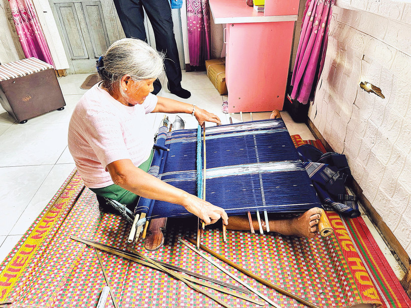 Các kỹ thuật dệt thổ cẩm vẫn được bà Bon Niêng G’Lòng gìn giữ và truyền lại cho con, cháu.