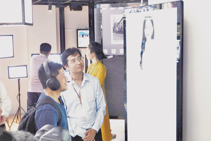 Du khách tham quan triển lãm “Những con mắt của thời gian”. Ảnh: Mạnh Hảo