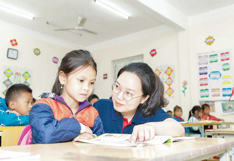 Giáo viên Trường Marie Curie (Hà Nội) đến hỗ trợ dạy tiếng Anh tại Trường phổ thông Dân tộc bán trú tiểu học Sủng Máng.