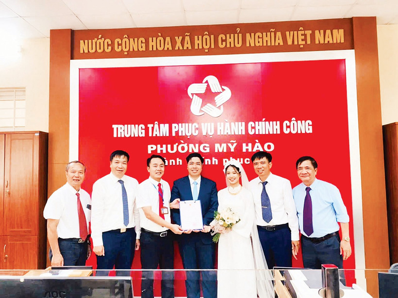 Lãnh đạo Ủy ban nhân dân phường Mỹ Hào (Hưng Yên) trao Giấy chứng nhận kết hôn cho cặp đôi đăng ký kết hôn tại Trung tâm.