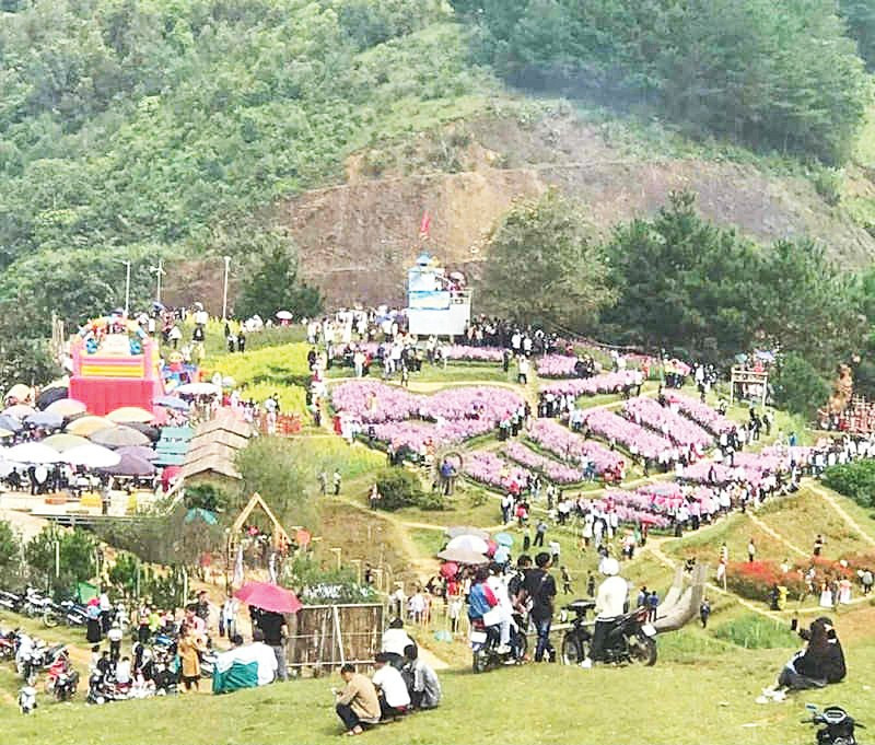 Quang cảnh Pha Đin pass trên đỉnh đèo Pha Đin lịch sử.