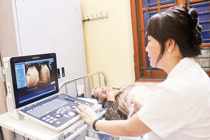 Siêu âm thăm khám cho người dân tại Trạm y tế xã Xuân Mai. Ảnh: Phương Thu