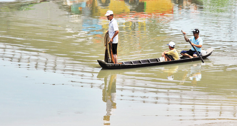 Đánh cá trên sông. Ảnh: Song Anh