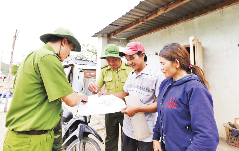 Cán bộ công an, kiểm lâm tuyên truyền pháp luật tại địa bàn.