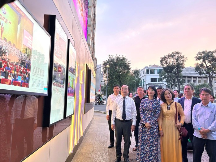 Các đại biểu tham quan "Con đường Nhiếp ảnh".