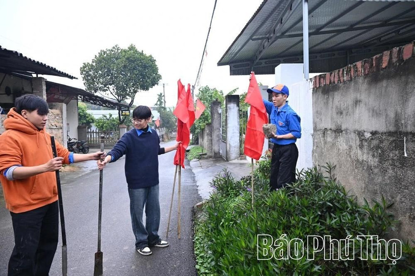 Đội sinh viên tình nguyện Vĩnh Phúc - Đại học Kinh tế quốc dân xây dựng công trình “Đường cờ Thanh niên”.