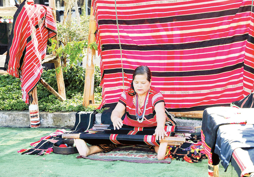 Nghệ nhân Y Ấp miệt mài với hành trình giữ nghề dệt truyền thống Giẻ Triêng. Ảnh: Khiếu Minh 