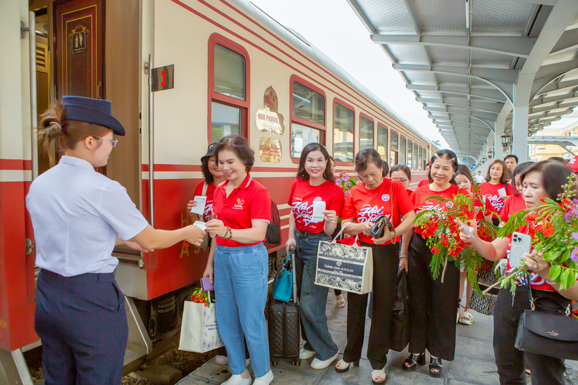 Nhân viên đón khách đi tàu Hoa phượng đỏ.
