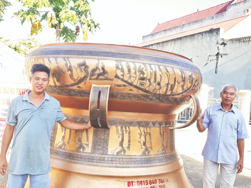 Ông Châu và con trai bên một chiếc trống đường kính 2,3m. Ảnh: VĂN HỌC